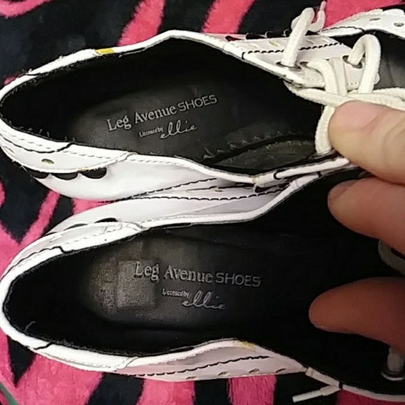 Leg Avenue Brass Knuckle Heels - Picture 4 of 5